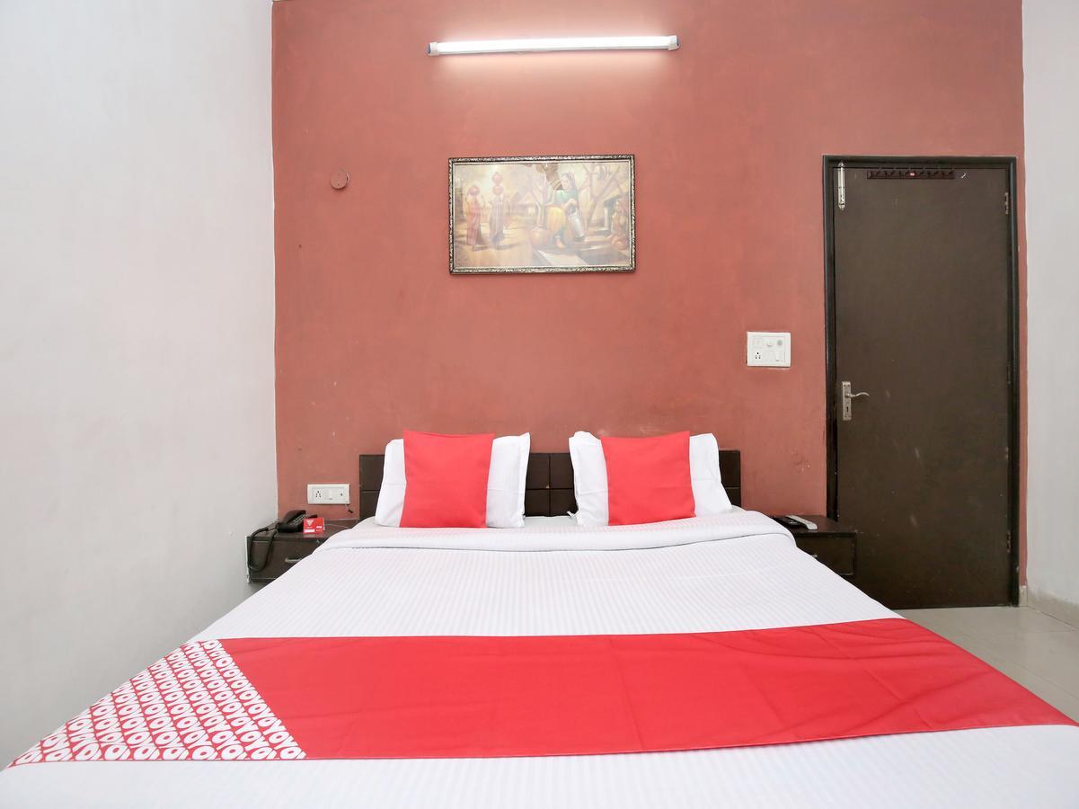 Oyo 12972 Hotel Krishna Castle Amritsar Buitenkant foto